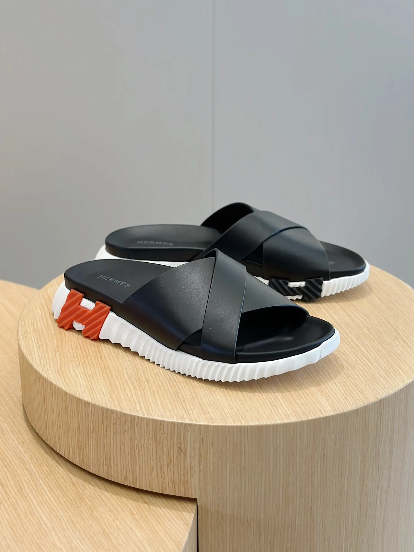 Factory price: 360💰Hermès [HERMÈS] Top Herme*H Home Hermès Men's Sandals and Slippers-Original Reproduction. Purchase the original version and make it one to one. The outsole is privately molded. The color of the outsole corresponding to each color is the same as the original version. Come to those who know the stuff 💪 The ultra-light soles are designed in contrasting colors, and they feel so comfortable on your feet! Calfskin, cowhide feet, private model outsole. Size: 39-44 (customized at 38.45)